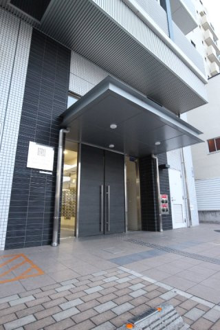 【エントランス】 ※右手白い扉がゴミ置き場入り口