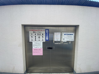 ゴミ捨て置場にはドアがあり、カラス等の動物から荒らされることもなく安心です