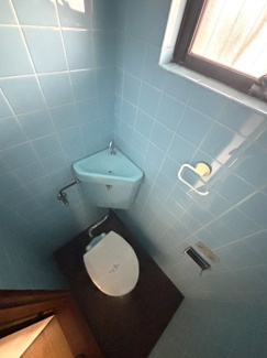 タイルが美しいトイレ。
タオルリングやペーパーホルダーも完備です♪