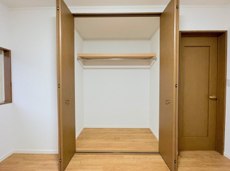「2階東側洋室＿約6帖」クローゼット付きです。