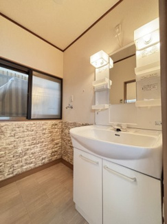 LDK横の独立洗面化粧台は、照明付き・収納棚もたっぷりついています。家族の歯ブラシや、髭剃り・化粧品もらくに取り出せます。