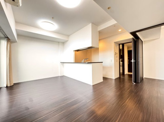 明るく開放感のあるリビング空間です。キッチンとリビングは一体化しており、毎日の家事動線がスムーズに！家具の配置もしやすく、暮らしやすさを実感できる間取りです。
