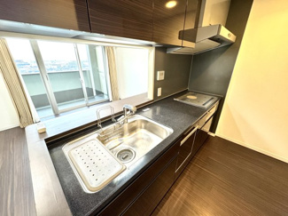 シンプルな内装で使いやすい洋室です。全居室に収納スペースを設けておりますのですっきりとした空間を保てます。