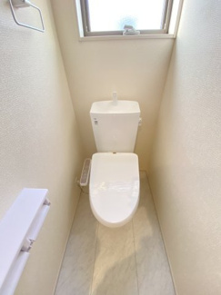 1階トイレです。清潔感のあるホワイト色でまとめております。窓付きで換気もたっぷりと可能です。