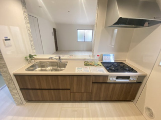 広々とした調理スペースは、家族でキッチンに立って一緒にお料理も◎ お手入れのしやすさにもこだわりました。