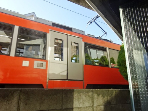 オレンジ色の電車の胴体部分