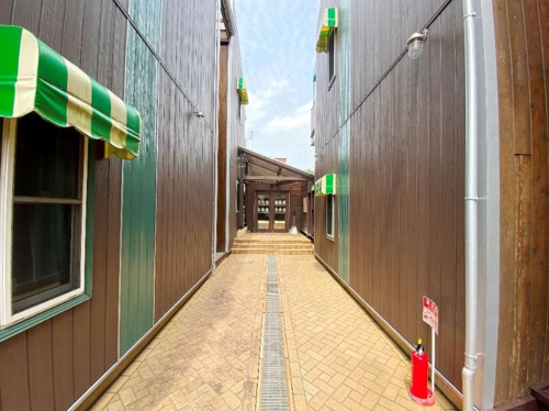 路地裏のような共用部分