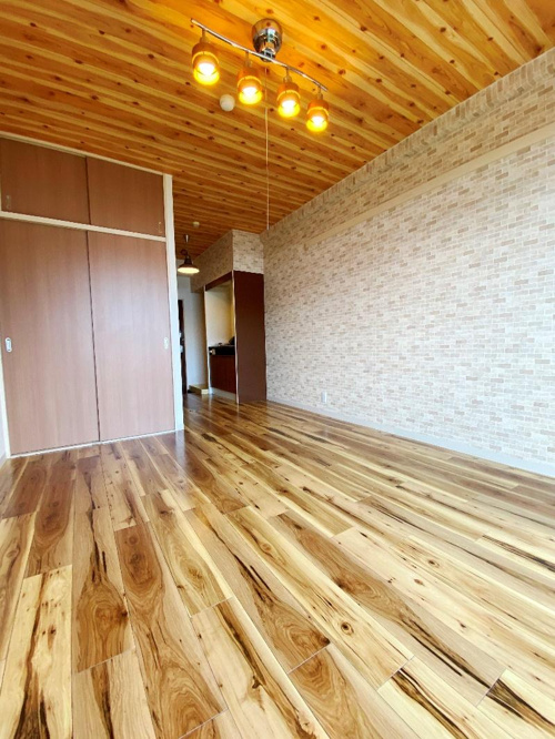 木目調の明るい部屋