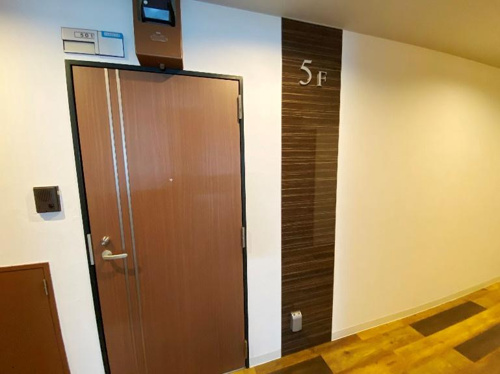 シックな部屋の扉
