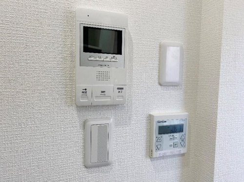 テレビモニター付きインターフォンと床暖房のコントローラー