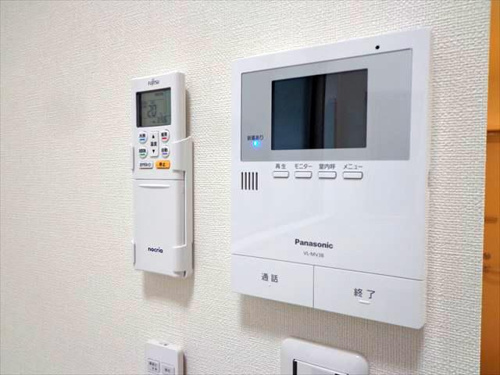 TVモニター付きインターフォンと調光機能付きリモコン