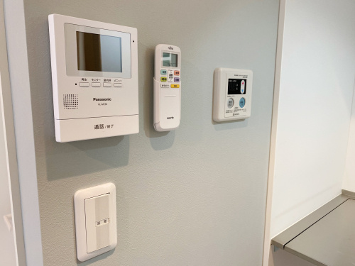 モニター付きドアホン、エアコンのリモコン