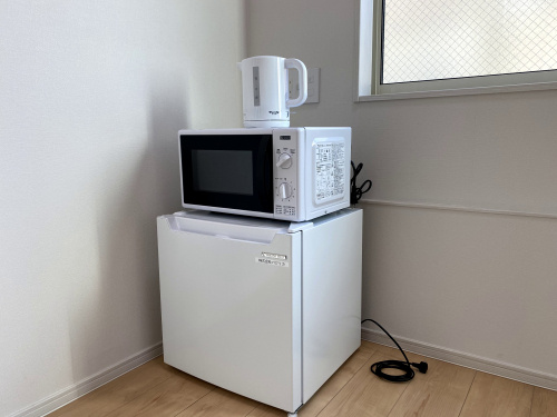 ミニ冷蔵庫、電子レンジ、ケトル