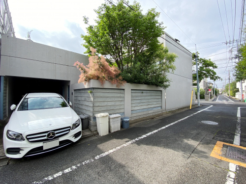車庫に入っている車