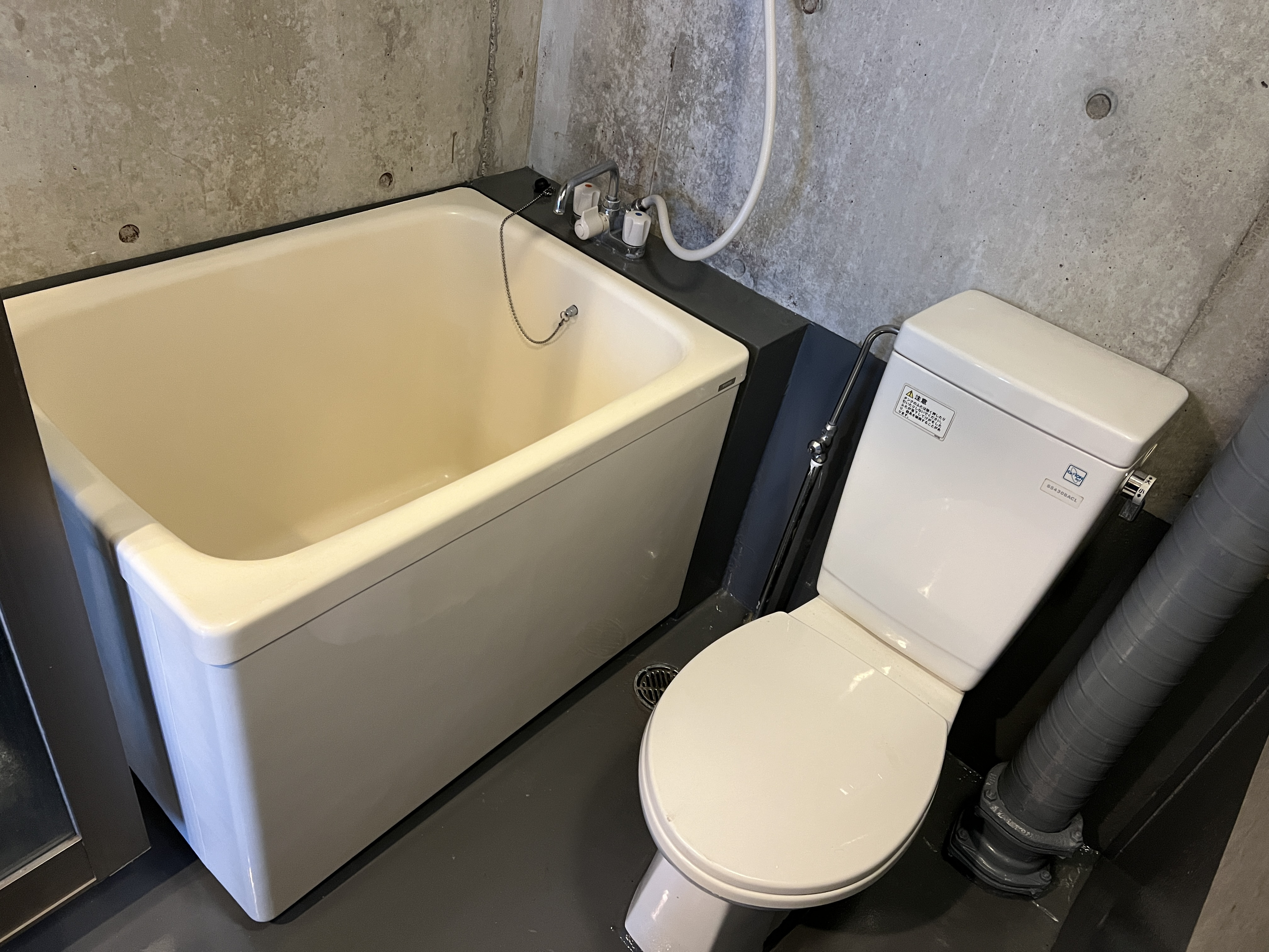 シンプルなバスルーム