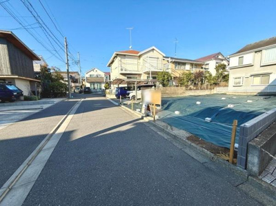現地の前面道路は広めで車の出入りもスムーズに行えます。周囲には住宅が整然と並び落ち着いた街並みが広がっています。日当たりも良好で明るい雰囲気のエリアです。