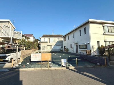 ゆとりのある敷地で自由なプランが可能です。周辺は落ち着いた住宅地となっています。現地の陽当たりも良好です。前面道路も広く車の出し入れがしやすいです。建築条件等の詳細もお問い合わせいただけます。