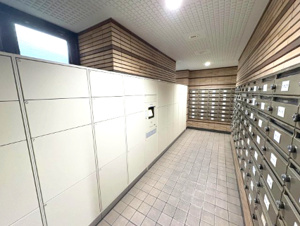 ライオンズステーションプラザ梅島【設備】便利な宅配BOX完備