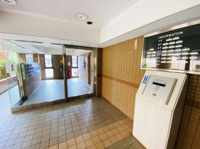 明るく開放感のあるエントランスが印象的です。ガラス扉により外光が取り込まれ清潔感が漂います。操作パネルも設置されており便利な環境が整っています。エントランス周辺はタイル張りで手入れがしやすいです。