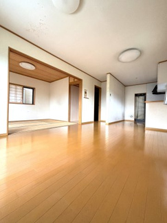 明るく開放的なリビングです。キッチンと一体感のある設計になっており、毎日の食事やおもてなしがスムーズで快適に過ごせます。