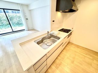 ～広々キッチンスペース～
キッチンスペースは余裕のある広さとなっており、キッチン内のでのすれ違いもらくに。お料理や洗い物がしやすい設計となっております。