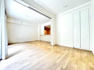 大きな窓から心地よい風と暖かな日差しが差し込む洋間です。
引き戸を開放すれば、LDKとつながりのある空間へ。