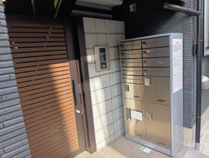 イクシオ興野【エントランス】セキュリティ面も安心なオートロック、宅配BOXも完備されています