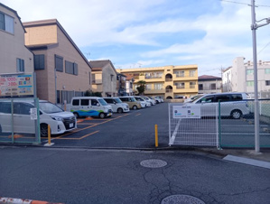 西保木間１丁目【周辺】すぐ裏手に月極駐車場がございます