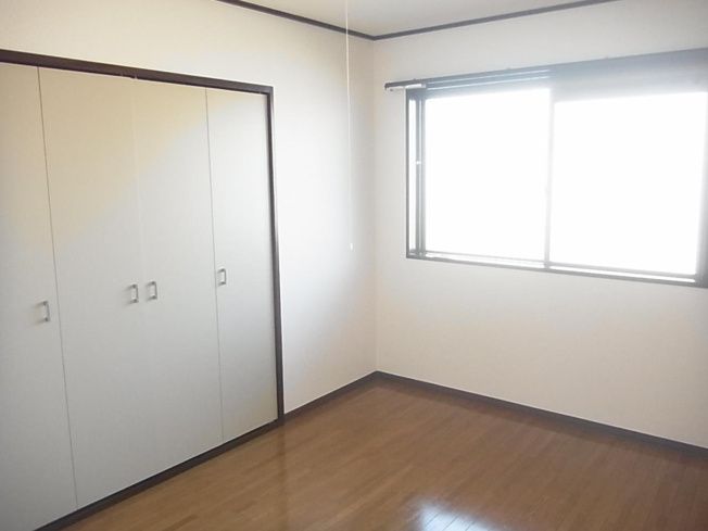 小窓があるので光を多く取り入れてくれます。