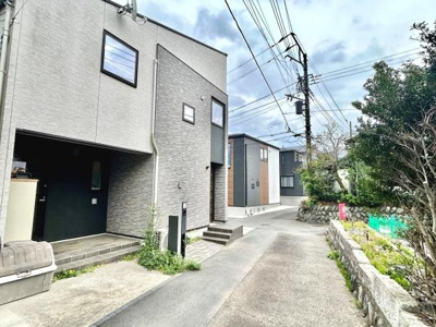 現地周辺は落ち着いた雰囲気が広がり周囲の住宅とも調和しています。道路幅も十分で車の出入りもスムーズです。敷地前は余裕のあるスペースが確保されており住環境が整っています。緑も感じられるロケーションです。