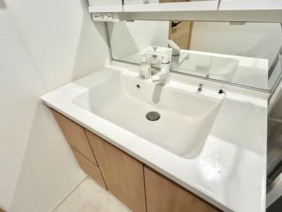 広々とした洗面ボウルですっきりとしたデザインが印象的です。収納スペースも豊富に設けられ機能性が感じられます。清潔感のある空間が毎日の身支度をサポートします。