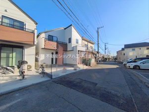 日野市日野本町4丁目27-8 新築【仲介手数料無料】【前面道路含む現地写真】角地につき、日当たりや風通し良好です。