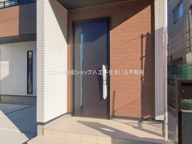 日野市日野本町4丁目27-8 新築【仲介手数料無料】【玄関】防犯性の高いダブルロックのディンプルキーはピッキングがされにくく、不正解錠に強い玄関鍵です。