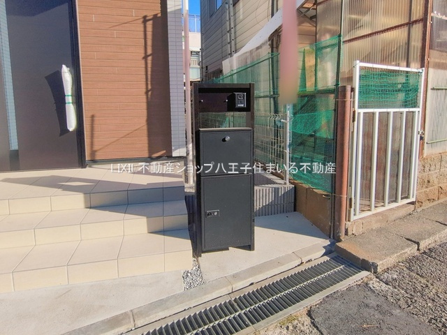 日野市日野本町4丁目27-8 新築【仲介手数料無料】【その他】不在時や手が離せないときに便利な宅配ボックス付きのポスト