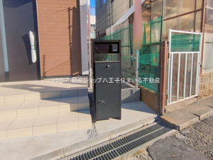 日野市日野本町4丁目27-8 新築【仲介手数料無料】【その他】不在時や手が離せないときに便利な宅配ボックス付きのポスト