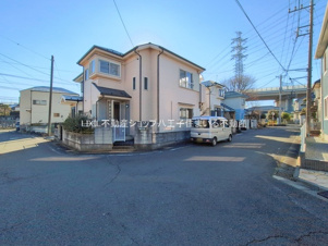八王子市石川町1615-34 中古【仲介手数料無料】【前面道路含む現地写真】前面道路の幅員は車庫入れがしやすい6m。