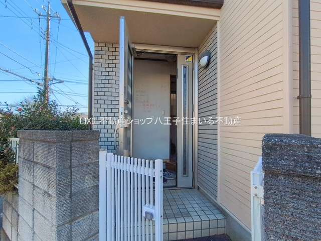 八王子市石川町1615-34 中古【仲介手数料無料】【玄関】リフォームは2026年3月完了予定です。