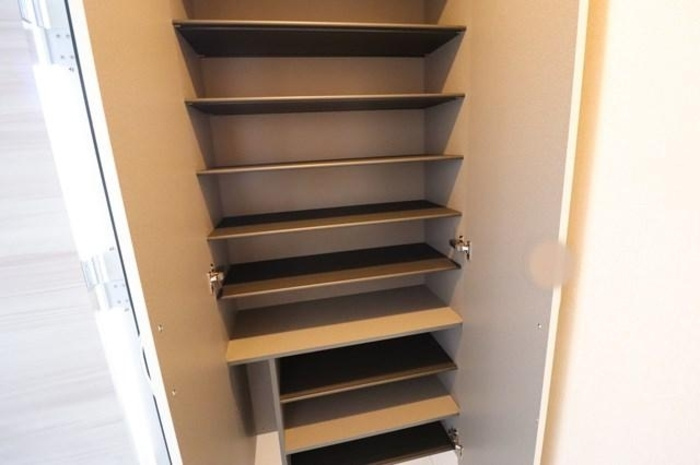 アマーテ姫子 A棟【玄関】トールタイプの姿見付シューズボックス