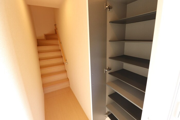 カーサＲ・Ｔ Ａ【玄関】トールタイプの姿見付シューズボックス