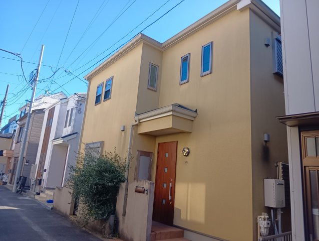 梅田４丁目【外観】黄色い外壁が印象的な温かみのある外観