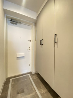 大きな玄関収納は家族のシューズだけでなく、お子様の外遊び用品や雨具の収納にもご活用いただけます。