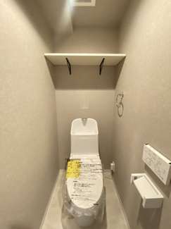 清潔感のある白で統一されたトイレ空間です。