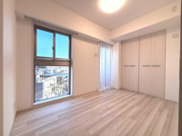 洋室は大きな窓から自然光がたっぷりと入る開放的な空間です。床や建具の色合いが明るく清潔感を演出しています。収納スペースも豊富で整理整頓がしやすい仕様です。