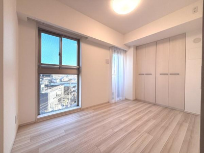 洋室は大きな窓から自然光がたっぷりと入る開放的な空間です。床や建具の色合いが明るく清潔感を演出しています。収納スペースも豊富で整理整頓がしやすい仕様です。