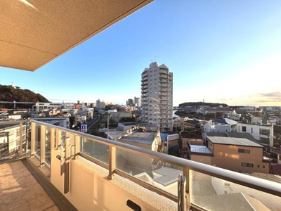 広々としたバルコニーから広がる現地からの眺望が楽しめます。遠くまで見渡せる抜け感が魅力です。周辺には高い建物が少なく開放感を感じられます。都市と自然のバランスが調和した景色です。