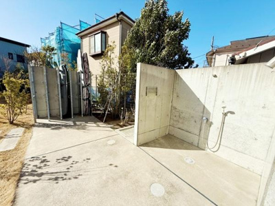 屋外シャワースペースがあり開放的な雰囲気を感じられます。コンクリート打ちっぱなしの壁がアクセントとなりシンプルな空間設計です。敷地内に緑も多く外観と調和しています。