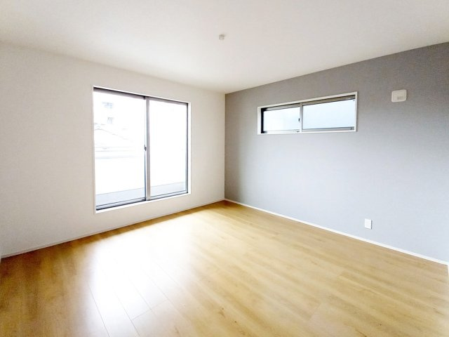 Adoble＋ 八幡西区永犬丸南町2丁目2期【洋室】2階8.0帖の洋室。WIC完備。バルコニーに面した明るいお部屋です（施工例）
