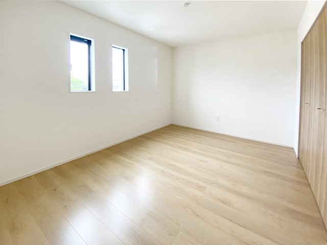 Adoble＋ 八幡西区永犬丸南町2丁目2期【洋室】2階6.5帖の洋室、クローゼット完備。どんなインテリアにもあうデザインです（施工例）
