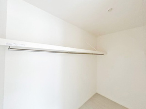 Adoble＋ 八幡西区永犬丸南町2丁目2期【収納】2階洋室にWICを完備しており、洋服やアイテムを綺麗に収納できます（施工例）
