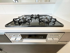 Adoble＋ 八幡西区永犬丸南町2丁目2期【キッチン】3つ口コンロ。暖かいお料理を食卓へ提供できます( *´艸｀)